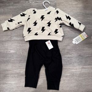 Cat & Jack Baby (2) Piece Set Beige & Black Lightning Bolts Top & Black Pant New